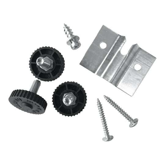 Winmau Rota-Lock Blade 6 wandmontage Das Bild zeigt das Winmau Rota-Lock Blade 6 Wandhalterungs-Set mit Schrauben, Kunststoffrädern und einer Metallhalterung. Es sind alle benötigten Teile zur Befestigung eines Dartboards an der Wand abgebildet.