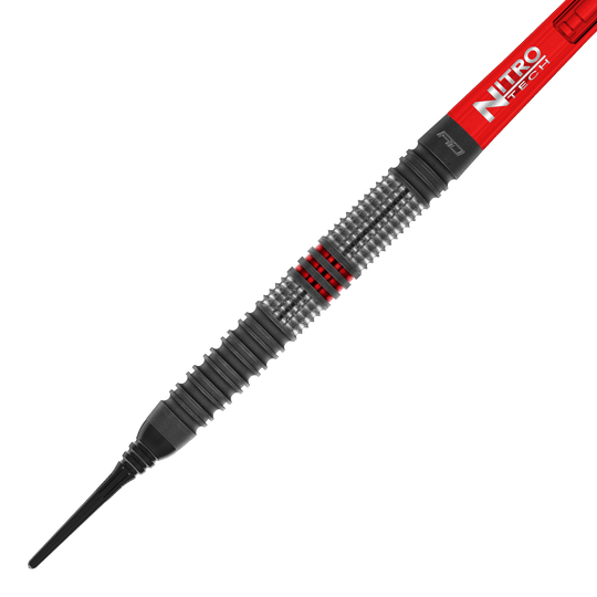 Das Bild zeigt den Red Dragon Jonny Clayton Hiraeth Softdart mit einem Gewicht von 20 Gramm. Der Dart hat ein silbernes Griffstück mit roten Akzenten und einen roten Schaft mit der Aufschrift "Nitro Tech".