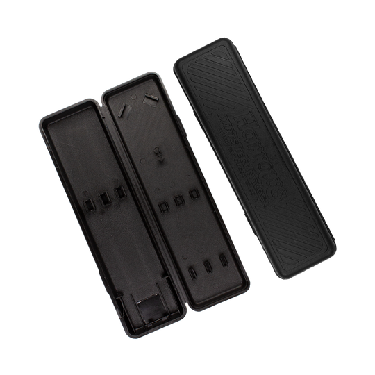 Plastikbox-HarrowsEDfrEB4cCdgty Das Bild zeigt eine geöffnete schwarze Kunststoffbox mit dem Aufdruck "Harrows". Die Box ist für die Aufbewahrung von ACE Rubber Grip Steeldarts gedacht.