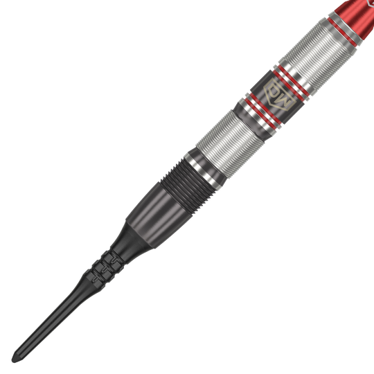 Das Bild zeigt einen DW Piranha Razor 02 Softdart mit einer schwarzen Spitze und silbernem, rot akzentuiertem Griff. Das Design wirkt hochwertig und sorgt für guten Halt beim Werfen.