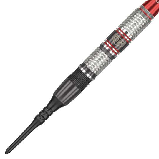 DW Piranha Razor 02 Softdarts Das Bild zeigt einen DW Piranha Razor 02 Softdart mit einer schwarzen Spitze und silbernem, rot akzentuiertem Griff. Das Design wirkt hochwertig und sorgt für guten Halt beim Werfen.