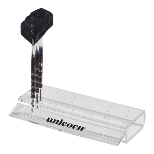 Unicorn Acryl Dartstandaard Das Bild zeigt einen durchsichtigen Acryl-Dartständer der Marke Unicorn. Im Ständer sind drei Dartpfeile ordentlich aufgestellt.