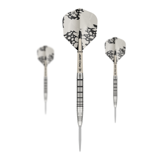 Target EXO SP02 Swiss Point stalen dartpijlen Das Bild zeigt drei Target EXO SP02 Swiss Point Steeldarts mit modernen, silbernen Flights. Die Darts haben einen geriffelten Griff und sind mit dem Schriftzug "PRO GRIP" versehen.