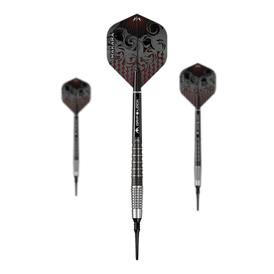 Mission Makara M2 zachte darts - 20g Auf dem Bild sind drei Mission Makara M2 Softdarts mit einem Gewicht von 20g zu sehen. Die Darts haben schwarze Flights mit einem dekorativen Muster und silber-schwarze Griffe.