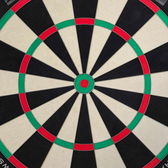 Harrows Fortis stalen dartbord Das Harrows Fortis Steeldartboard wird hier von vorne gezeigt. Es eignet sich hervorragend für professionelle und Freizeitspieler.