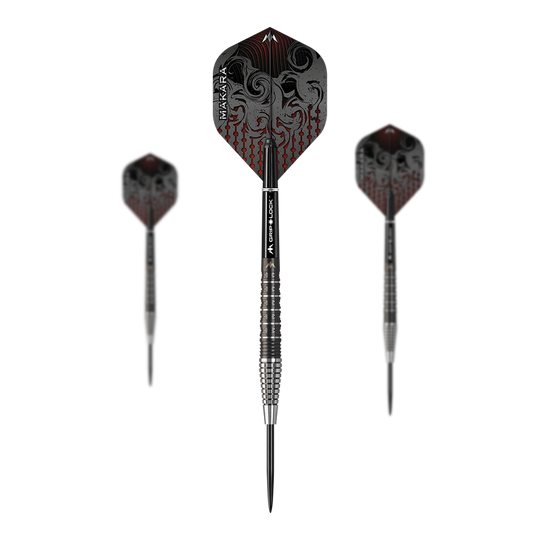 Mission Makara M2 stalen darts - 23g Das Bild zeigt drei Steeldarts des Produkts "Mission Makara M2 - 23g". Die Darts haben schwarze Flights mit einem roten Muster und einem silber-schwarzen Barrel.