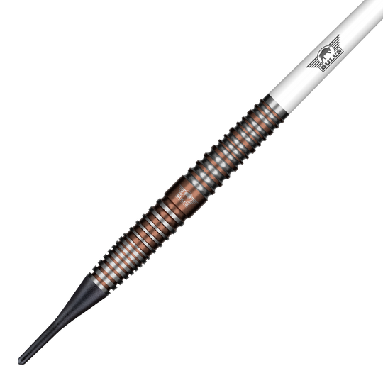 Auf dem Bild sieht man die Bulls NL Max Hopp E5 Softdarts mit einem Gewicht von 20 Gramm. Diese Softdarts sind für Präzision und gutes Handling bekannt.