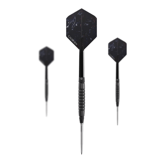 Caliburn Sword S3 stalen darts - 23g Das Bild zeigt drei Steeldarts des Modells "Caliburn Sword S3" mit einem Gewicht von 23g. Die Darts haben ein schwarzes Design mit silbernen Spitzen und dunklen Flights.