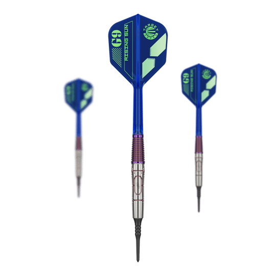 Das Bild zeigt drei Softdarts der Marke Target Japan Haruki Muramatsu Rising Sun GEN9 2BA mit einem Gewicht von 21,5g. Die Darts haben blaue Flights mit grünem Aufdruck und silberne Spitzen.