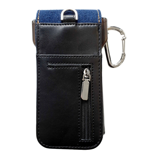 Cameo Acento Denim Dart-hoesje Das Bild zeigt ein elegantes Dart-Etui aus schwarzem Leder mit einem Reißverschlussfach. Am oberen Rand befindet sich ein Karabinerhaken und ein Einsatz aus dunkelblauem Denim-Stoff.