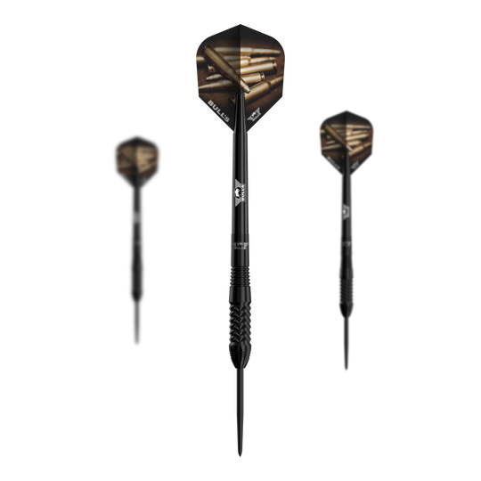 Bulls NL Caliber Black stalen darts Das Bild zeigt drei schwarze Steeldarts des Modells "Bulls NL Caliber". Die Flights der Darts haben ein Muster mit Patronenhülsen und das Design ist insgesamt modern und sportlich.