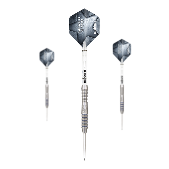 Unicorn Silver Star Var.2 Gary Anderson stalen darts Auf dem Bild sind drei silberne Steeldarts mit schwarzen Flights zu sehen. Auf den Flights steht "Silver Star" und "Unicorn".