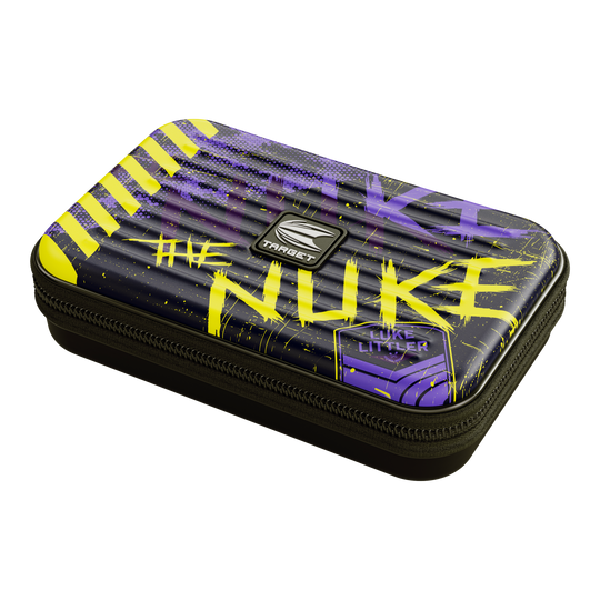 Target Takoma Luke Littler XL dartkoffer Hier ist das Target Takoma Luke Littler XL Dartcase zu sehen. Es eignet sich zur Aufbewahrung und zum Transport von Dartzubehör.