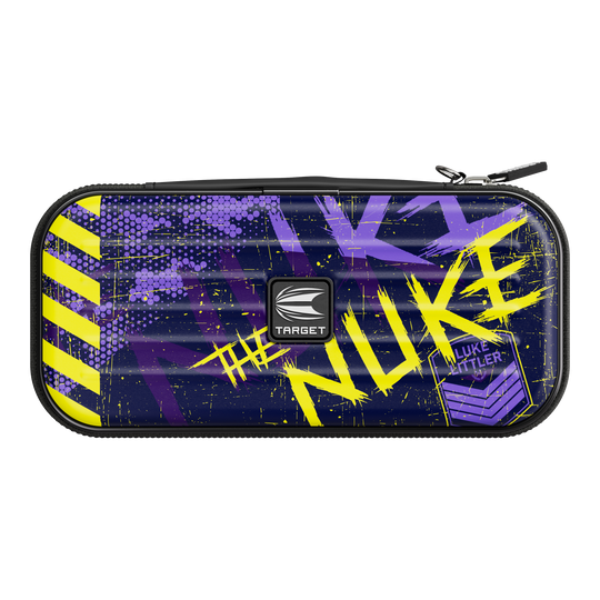 Target Takoma Luke Littler dartkoffer Das Bild zeigt das Produkt "Target Takoma Luke Littler Dartcase" mit einem auffälligen Design in Lila und Gelb. Auf dem Etui steht in gelber Schrift "THE NUKE" sowie der Name "Luke Littler".