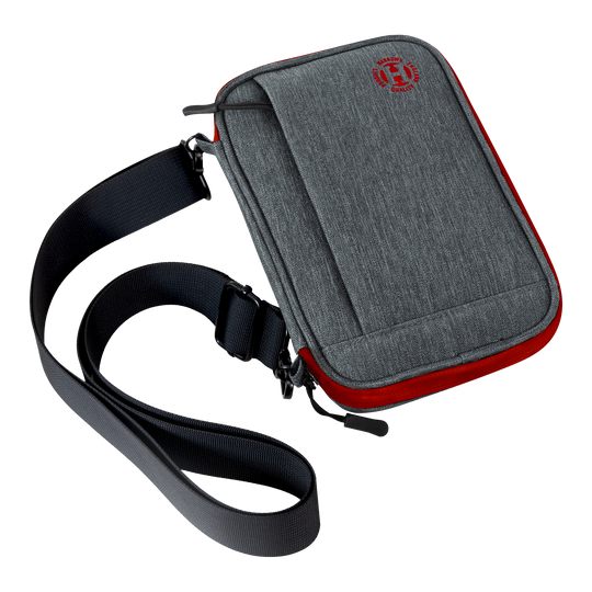Harrows Smart Case XL dart portemonnee Das Bild zeigt eine graue Darttasche mit roten Akzenten und einem schwarzen Schultergurt. Auf der Vorderseite ist ein rundes rotes Logo sichtbar.