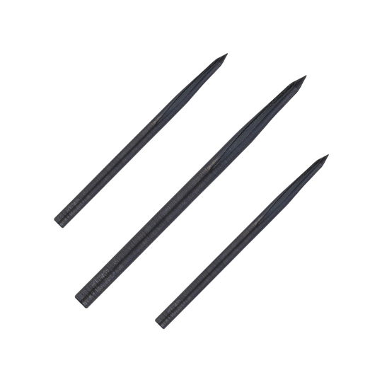 Unicorn Volute Noir stalen dartpunten Das Bild zeigt drei schwarze Steeldartspitzen des Produkts „Unicorn Volute Noir“. Sie sind länglich, spitz zulaufend und aus Metall gefertigt.