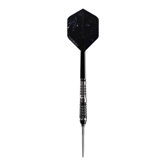Auf dem Bild ist ein Caliburn Sword S5 Steeldart mit einem Gewicht von 23,5g zu sehen. Der Dart hat ein schwarzes Design mit einer feinen Metallspitze und strukturierter Griffzone.
