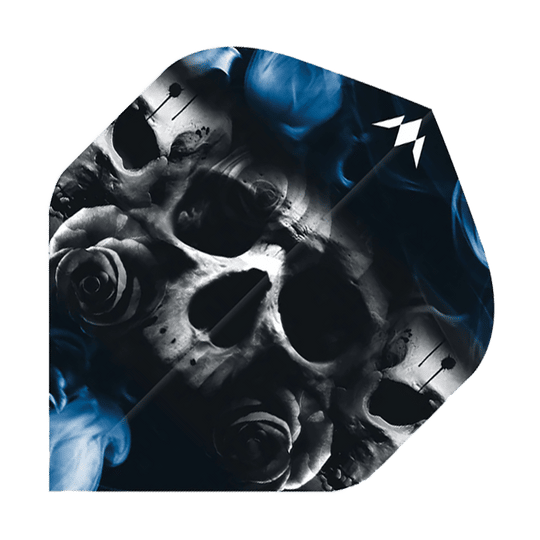 Das Bild zeigt einen Dartflight mit einem auffälligen Totenkopf- und Rosenmotiv vor einem blauen Rauchhintergrund. In der oberen rechten Ecke befindet sich ein kleines, weißes Symbol.