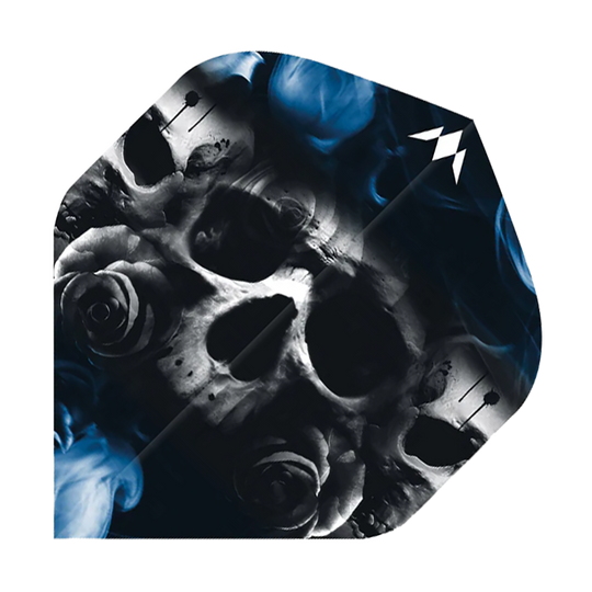 Mission Solo Shaun McDonald No2 Standaardvluchten Das Bild zeigt einen Dartflight mit einem auffälligen Totenkopf- und Rosenmotiv vor einem blauen Rauchhintergrund. In der oberen rechten Ecke befindet sich ein kleines, weißes Symbol.