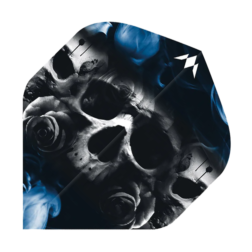Mission Solo Shaun McDonald No2 Standaardvluchten Das Bild zeigt einen Dartflight mit einem auffälligen Totenkopf- und Rosenmotiv vor einem blauen Rauchhintergrund. In der oberen rechten Ecke befindet sich ein kleines, weißes Symbol.